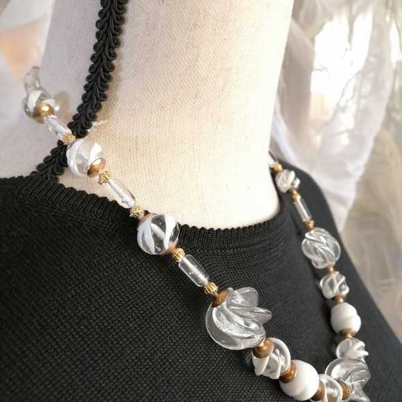 Vintage Art Glass Beaded White Swirl Necklace Gold Tone Spacers Rare - Picture 4 of 5